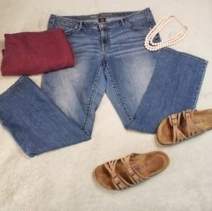 Like new medium-wash straight leg Mossimo jeans